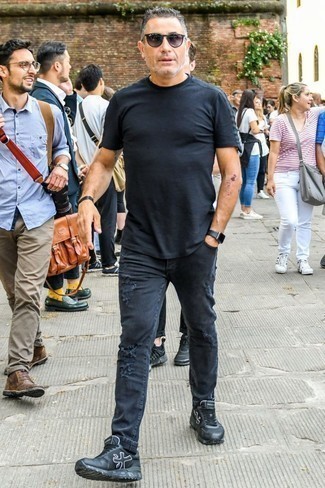 Quale scarpe sportive indossare con jeans neri per un uomo di 50 anni quando fa molto caldo: Per un outfit della massima comodità, abbina una t-shirt girocollo nera con jeans neri. Prova con un paio di scarpe sportive per un tocco più rilassato.