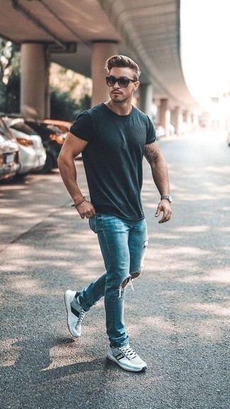 Quale jeans indossare con scarpe sportive bianche e nere: Metti una t-shirt girocollo foglia di tè e jeans per un outfit rilassato ma alla moda. Opta per un paio di scarpe sportive bianche e nere per un tocco più rilassato.