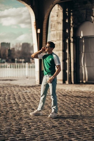 Come indossare e abbinare una t-shirt girocollo stampata bianca e verde: Opta per una t-shirt girocollo stampata bianca e verde e jeans azzurri per una sensazione di semplicità e spensieratezza. Per un look più rilassato, scegli un paio di scarpe sportive beige come calzature.