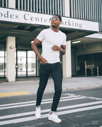 Quale scarpe sportive indossare con jeans grigio scuro per un uomo di 20 anni: Abbina una t-shirt girocollo bianca con jeans grigio scuro per un look spensierato e alla moda. Per distinguerti dagli altri, indossa un paio di scarpe sportive.