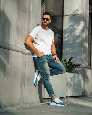 Come indossare e abbinare scarpe sportive bianche e nere per un uomo di 30 anni: Indossa una t-shirt girocollo bianca e jeans strappati blu per un'atmosfera casual-cool. Scarpe sportive bianche e nere sono una buona scelta per completare il look.