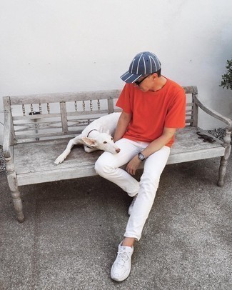 Look alla moda per uomo: T-shirt girocollo arancione, Jeans bianchi, Scarpe sportive bianche, Berretto da baseball blu scuro e bianco
