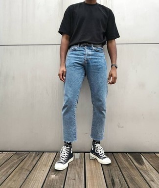 Quale jeans indossare con una t-shirt girocollo nera per un uomo di 20 anni in modo casual: Indossa una t-shirt girocollo nera e jeans per vestirti casual. Se non vuoi essere troppo formale, prova con un paio di sneakers alte di tela nere e bianche.