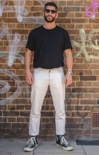 Quale t-shirt girocollo indossare con jeans bianchi in modo casual: Indossa una t-shirt girocollo e jeans bianchi per affrontare con facilità la tua giornata. Opta per un paio di sneakers alte di tela blu scuro e bianche per un tocco più rilassato.