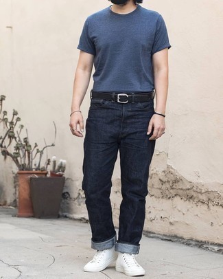 Quale jeans indossare con sneakers alte bianche e marroni quando fa molto caldo: Abbina una t-shirt girocollo blu scuro con jeans per un look semplice, da indossare ogni giorno. Per un look più rilassato, opta per un paio di sneakers alte bianche e marroni.