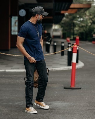 Come indossare e abbinare una t-shirt girocollo blu scuro con jeans neri in modo casual: Abbina una t-shirt girocollo blu scuro con jeans neri per un look spensierato e alla moda. Per un look più rilassato, scegli un paio di sneakers alte di tela marrone chiaro.