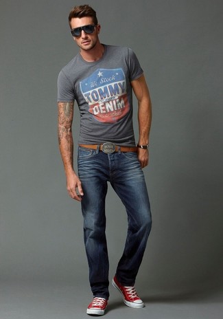 Quale jeans indossare con sneakers basse rosse quando fa molto caldo: Abbina una t-shirt girocollo stampata grigia con jeans per un look perfetto per il weekend. Sneakers basse rosse sono una gradevolissima scelta per completare il look.