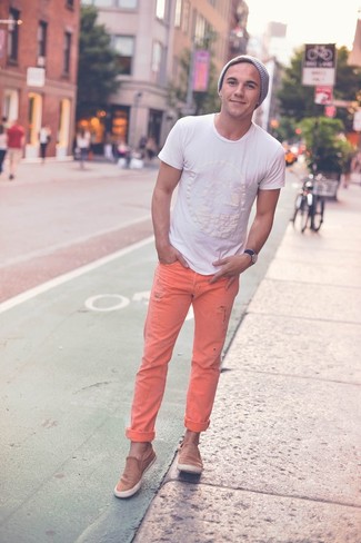 Come indossare e abbinare sneakers basse beige in estate 2024: Opta per una t-shirt girocollo bianca e jeans arancioni per vestirti casual. Un paio di sneakers basse beige si abbina alla perfezione a una grande varietà di outfit. Questo è il look magnifico per i mesi estivi.