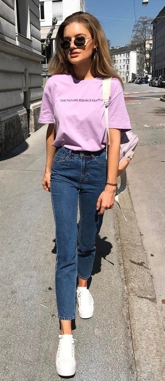 Come indossare e abbinare jeans blu per una donna di 20 anni: Abbina una t-shirt girocollo rosa con jeans blu per un outfit comodo ma studiato con cura. Perfeziona questo look con un paio di sneakers basse di tela bianche.