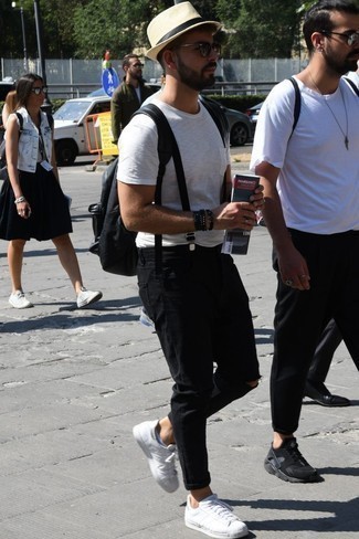 Come indossare e abbinare una borsa nera per un uomo di 20 anni in modo rilassato: Combina una t-shirt girocollo bianca con una borsa nera per una sensazione di semplicità e spensieratezza. Sneakers basse in pelle bianche daranno lucentezza a un look discreto.