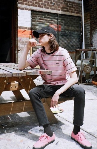 Come indossare e abbinare una t-shirt fucsia: Abbina una t-shirt fucsia con jeans neri per un'atmosfera casual-cool. Scegli uno stile classico per le calzature e scegli un paio di sneakers basse di tela rosa come calzature.