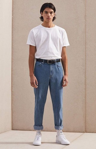 Quale jeans indossare con una t-shirt girocollo bianca per un uomo di 17 anni: Combina una t-shirt girocollo bianca con jeans per un look spensierato e alla moda. Sneakers basse in pelle bianche sono una eccellente scelta per completare il look.