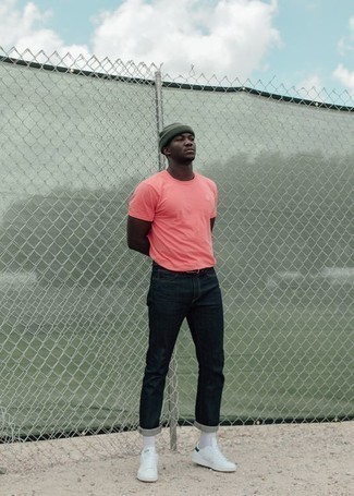 Come indossare e abbinare una t-shirt rosa quando fa caldo: Potresti combinare una t-shirt rosa con jeans blu scuro per un look semplice, da indossare ogni giorno. Opta per un paio di sneakers basse in pelle bianche per un tocco virile.