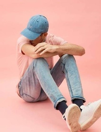 Come indossare e abbinare una t-shirt girocollo rosa con sneakers basse in pelle bianche per un uomo di 20 anni: Opta per una t-shirt girocollo rosa e jeans azzurri per un outfit comodo ma studiato con cura. Perfeziona questo look con un paio di sneakers basse in pelle bianche.