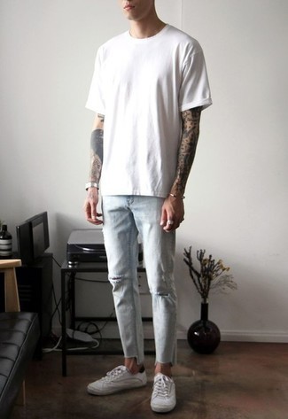 Quale jeans indossare con una t-shirt girocollo bianca quando fa molto caldo in modo rilassato: Opta per una t-shirt girocollo bianca e jeans per un look perfetto per il weekend. Sneakers basse di tela bianche sono una validissima scelta per completare il look.