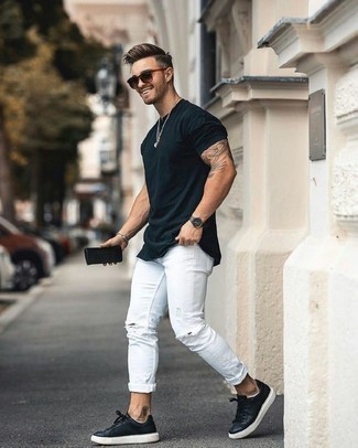 Come indossare e abbinare jeans bianchi con sneakers basse in pelle nere in modo rilassato: Potresti indossare una t-shirt girocollo blu scuro e jeans bianchi per un look comfy-casual. Sneakers basse in pelle nere sono una valida scelta per completare il look.
