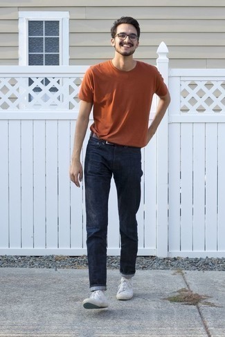 Quale jeans indossare con sneakers basse bianche per un uomo di 20 anni: Per creare un adatto a un pranzo con gli amici nel weekend abbina una t-shirt girocollo arancione con jeans. Questo outfit si abbina perfettamente a un paio di sneakers basse bianche.