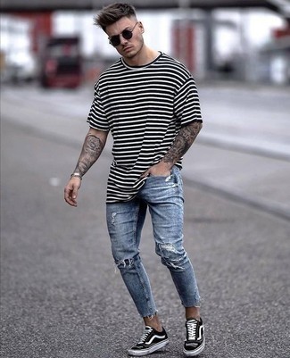 Quale jeans indossare con sneakers basse nere in modo rilassato: Prova a combinare una t-shirt girocollo a righe orizzontali bianca e nera con jeans per un outfit rilassato ma alla moda. Questo outfit si abbina perfettamente a un paio di sneakers basse nere.