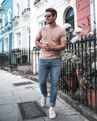 Come indossare e abbinare jeans azzurri in modo casual: Coniuga una t-shirt girocollo rosa con jeans azzurri per affrontare con facilità la tua giornata. Completa questo look con un paio di sneakers basse di tela bianche.