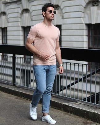 Come indossare e abbinare una t-shirt girocollo rosa in modo casual: Indossa una t-shirt girocollo rosa con jeans azzurri per un look raffinato per il tempo libero. Sneakers basse di tela bianche e nere sono una interessante scelta per completare il look.