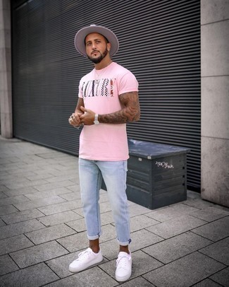 Quale jeans indossare con sneakers basse fucsia in modo casual: Mostra il tuo stile in una t-shirt girocollo stampata rosa con jeans per un outfit rilassato ma alla moda. Sneakers basse fucsia sono una eccellente scelta per completare il look.