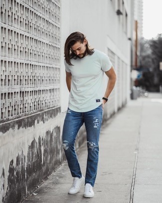 Come indossare e abbinare una t-shirt girocollo verde: Coniuga una t-shirt girocollo verde con jeans strappati blu per un'atmosfera casual-cool. Sfodera il gusto per le calzature di lusso e scegli un paio di sneakers basse in pelle bianche.