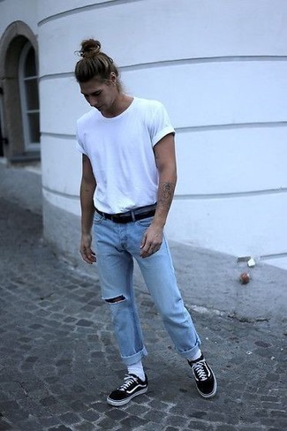 Look alla moda per uomo: T-shirt girocollo bianca, Jeans strappati azzurri, Sneakers basse di tela nere e bianche, Cintura in pelle nera