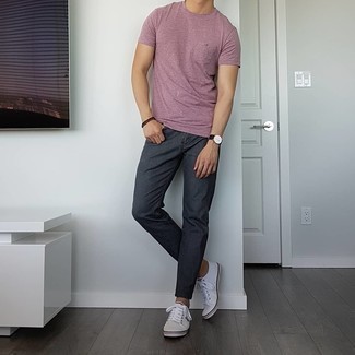 Come indossare e abbinare jeans grigi per un uomo di 30 anni quando fa molto caldo in modo casual: Combina una t-shirt girocollo rosa con jeans grigi per un look raffinato per il tempo libero. Questo outfit si abbina perfettamente a un paio di sneakers basse di tela bianche.
