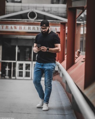 Come indossare e abbinare una t-shirt girocollo nera: Punta su una t-shirt girocollo nera e jeans blu scuro per un look spensierato e alla moda. Sneakers basse di tela bianche sono una buona scelta per completare il look.
