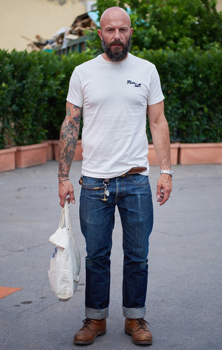 Come indossare e abbinare jeans per un uomo di 40 anni in estate 2024: Una t-shirt girocollo bianca e jeans si adattano perfettamente a ogni genere di attività per il weekend. Un bel paio di stivali casual in pelle marroni è un modo semplice di impreziosire il tuo look. Questo, ovviamente, è l'outfit indispensabile per i mesi estivi.