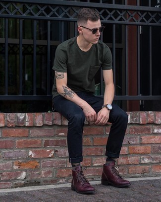 Come indossare e abbinare jeans con stivali per un uomo di 20 anni: Potresti indossare una t-shirt girocollo verde scuro e jeans per un outfit comodo ma studiato con cura. Sfodera il gusto per le calzature di lusso e mettiti un paio di stivali.