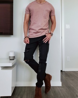 Come indossare e abbinare jeans strappati neri e bianchi in estate 2024: Una t-shirt girocollo rosa e jeans strappati neri e bianchi sono l'outfit perfetto per le giornate di relax. Opta per un paio di stivali chelsea in pelle scamosciata marrone scuro per mettere in mostra il tuo gusto per le scarpe di alta moda. Questo è il look perfetto per questa stagione estiva.