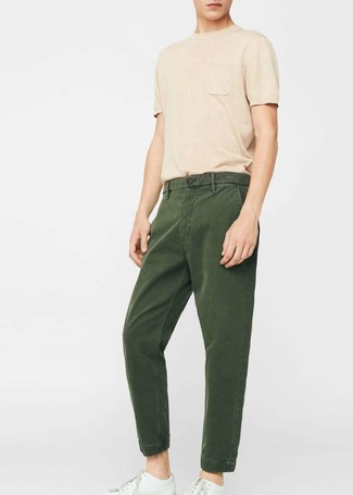 Look alla moda per uomo: T-shirt girocollo marrone chiaro, Chino verde scuro, Sneakers basse in pelle bianche