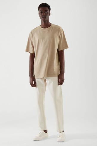 Look alla moda per uomo: T-shirt girocollo marrone chiaro, Jeans bianchi, Sneakers basse di tela bianche