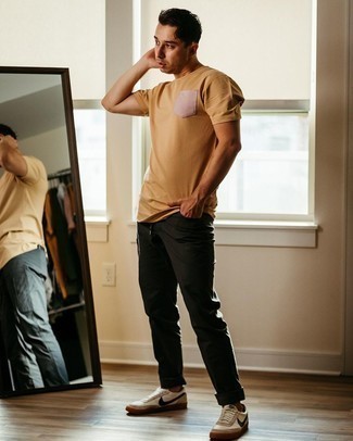 Look alla moda per uomo: T-shirt girocollo marrone chiaro, Jeans neri, Sneakers basse di tela bianche e blu scuro
