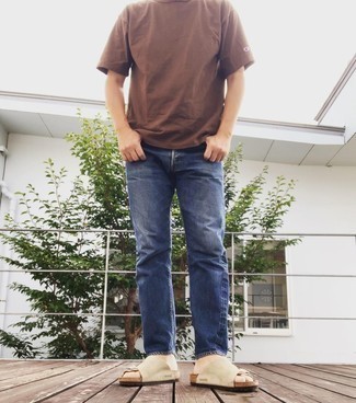 Quale jeans indossare con una t-shirt girocollo terracotta: Scegli una t-shirt girocollo terracotta e jeans per un look raffinato per il tempo libero. Per distinguerti dagli altri, prova con un paio di sandali in pelle scamosciata beige.