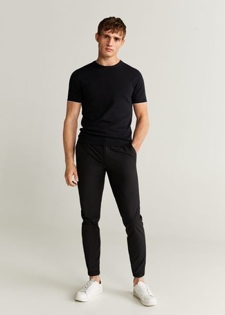 Look alla moda per uomo: T-shirt girocollo nera, Chino neri, Sneakers basse di tela bianche