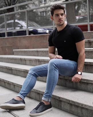 Quale jeans indossare con sneakers basse nere in modo rilassato: Combina una t-shirt girocollo nera con jeans per un look perfetto per il weekend. Ispirati all'eleganza di Luca Argentero e completa il tuo look con un paio di sneakers basse nere.