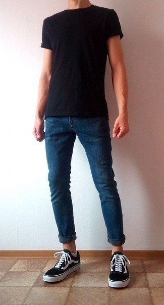 Come indossare e abbinare jeans blu quando fa molto caldo: Scegli un outfit composto da una t-shirt girocollo nera e jeans blu per una sensazione di semplicità e spensieratezza. Sneakers basse di tela nere e bianche sono una interessante scelta per completare il look.
