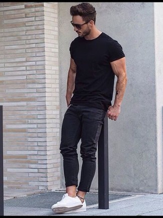 Quale t-shirt indossare con jeans grigio scuro in estate 2024: Abbina una t-shirt girocollo nera con jeans aderenti grigio scuro per un outfit rilassato ma alla moda. Scegli un paio di sneakers basse bianche per un tocco virile.