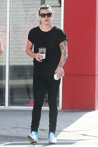 Look di Harry Styles: T-shirt girocollo nera, Jeans aderenti neri, Stivali chelsea in pelle grigi, Occhiali da sole neri