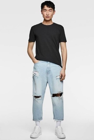 Look alla moda per uomo: T-shirt girocollo nera, Jeans strappati azzurri, Sneakers basse in pelle bianche, Calzini bianchi