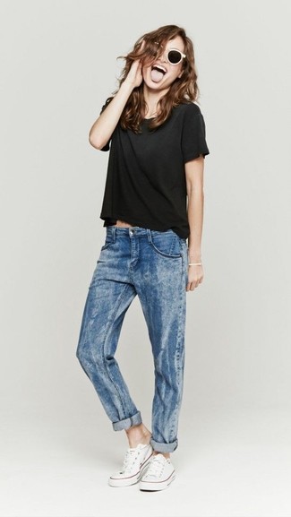 Quale jeans indossare con una t-shirt girocollo nera quando fa molto caldo: Prova ad abbinare una t-shirt girocollo nera con jeans per una sensazione di semplicità e spensieratezza. Sneakers basse di tela bianche sono una validissima scelta per completare il look.