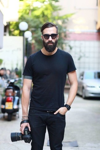 Come indossare e abbinare jeans neri quando fa molto caldo: Per un outfit quotidiano pieno di carattere e personalità, scegli una t-shirt girocollo nera e jeans neri.