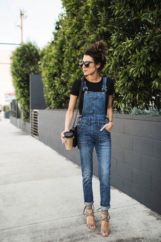Come indossare e abbinare una salopette di jeans blu scuro: Opta per una t-shirt girocollo nera e una salopette di jeans blu scuro per una sensazione di semplicità e spensieratezza. Sandali con tacco in pelle scamosciata grigi sono una validissima scelta per completare il look.