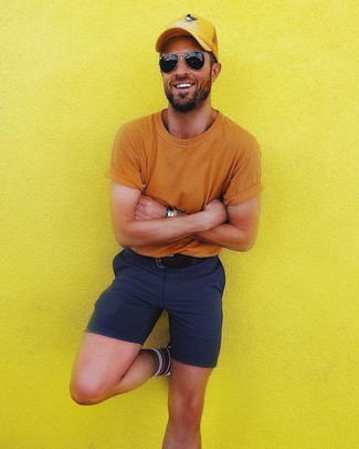 Come indossare e abbinare un berretto da baseball giallo in estate 2024: Una t-shirt girocollo arancione e un berretto da baseball giallo sono una combinazione perfetta da usare nel weekend. Un look fantastico per essere più cool e elegantemente alla moda anche in estate.