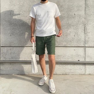 Look alla moda per uomo: T-shirt girocollo bianca, Pantaloncini verde oliva, Borsa shopping di tela stampata bianca e nera, Borsa shopping di tela bianca