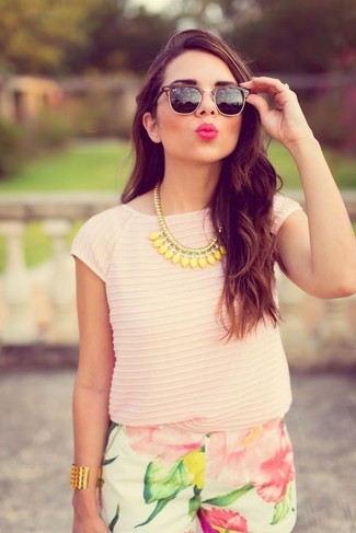 Come indossare e abbinare una collana lime per una donna di 30 anni in estate 2024 in modo casual: Combina una t-shirt girocollo rosa con una collana lime per un'atmosfera casual-cool. Questo è l'outfit indispensabile per i mesi estivi.