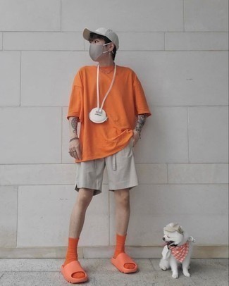 Come indossare e abbinare pantaloncini argento quando fa molto caldo: Scegli un outfit composto da una t-shirt girocollo arancione e pantaloncini argento per un look raffinato per il tempo libero. Sandali di gomma arancioni renderanno il tuo look davvero alla moda.