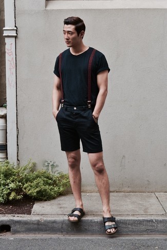 Look alla moda per uomo: T-shirt girocollo nera, Pantaloncini neri, Sandali in pelle neri, Bretelle bordeaux